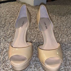 nude glossy heels!